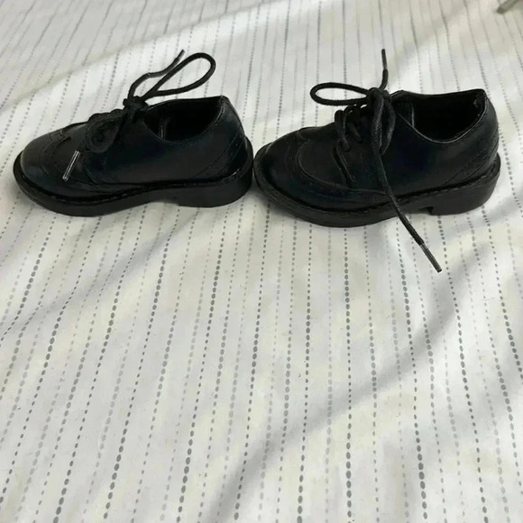 Gymboree - LIKE NEW -  Black dress shoes. Size 5 - Picture 2 of 8
